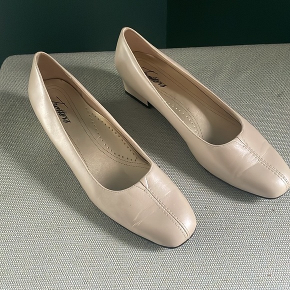 Trotters opalescent cream leather uppers   Elegant Design - Picture 1 of 12